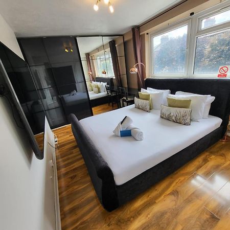 R3 Superking Sized Bed & 75" Tv On The Wall In Clapham Leilighet London Eksteriør bilde