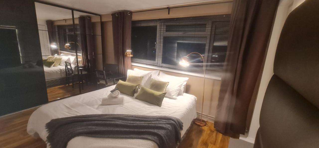 R3 Superking Sized Bed & 75" Tv On The Wall In Clapham Leilighet London Eksteriør bilde