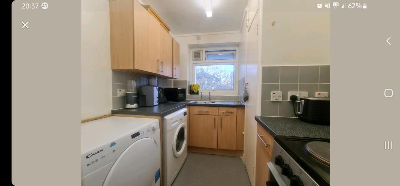 R3 Superking Sized Bed & 75" Tv On The Wall In Clapham Leilighet London Eksteriør bilde