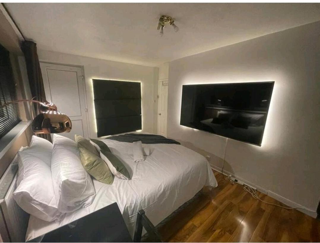 R3 Superking Sized Bed & 75" Tv On The Wall In Clapham Leilighet London Eksteriør bilde