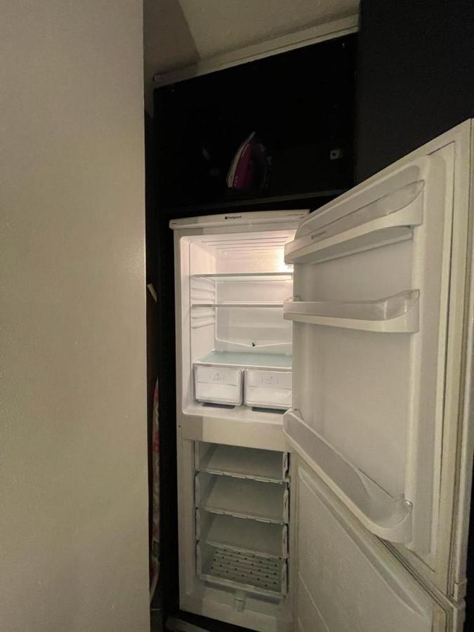 R3 Superking Sized Bed & 75" Tv On The Wall In Clapham Leilighet London Eksteriør bilde