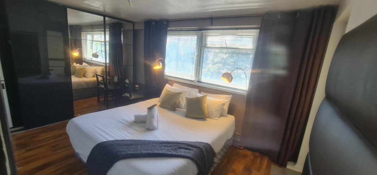R3 Superking Sized Bed & 75" Tv On The Wall In Clapham Leilighet London Eksteriør bilde