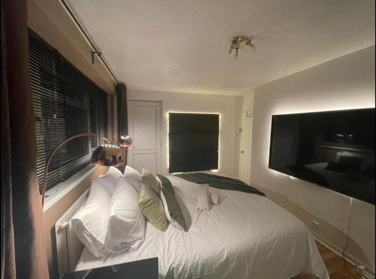 R3 Superking Sized Bed & 75" Tv On The Wall In Clapham Leilighet London Eksteriør bilde