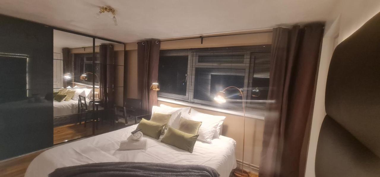 R3 Superking Sized Bed & 75" Tv On The Wall In Clapham Leilighet London Eksteriør bilde