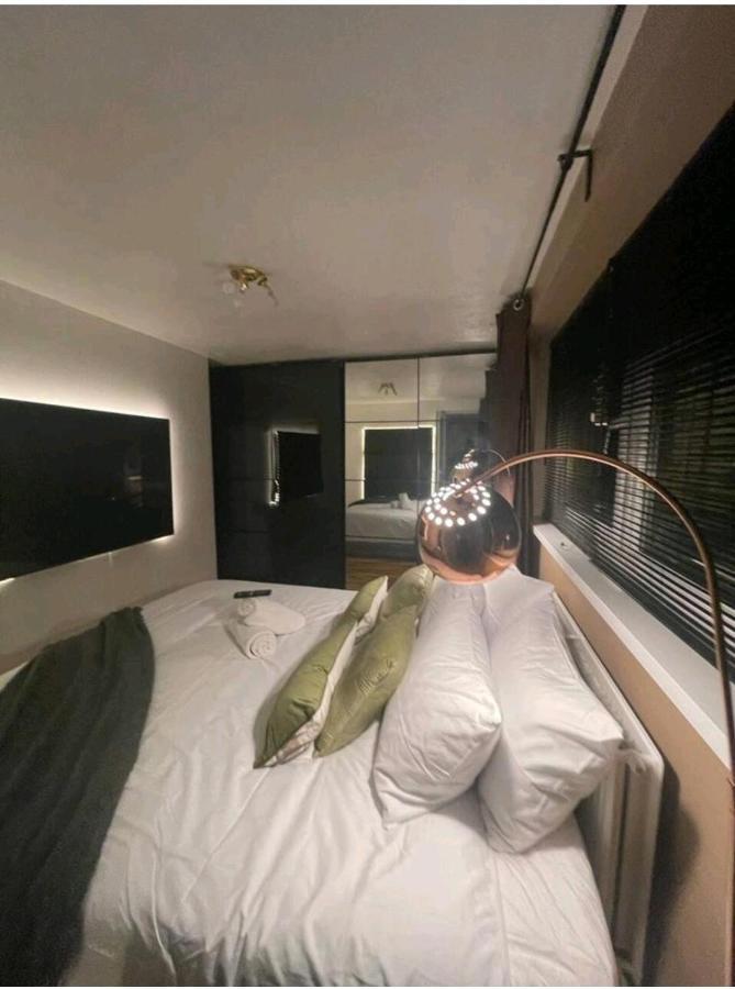 R3 Superking Sized Bed & 75" Tv On The Wall In Clapham Leilighet London Eksteriør bilde