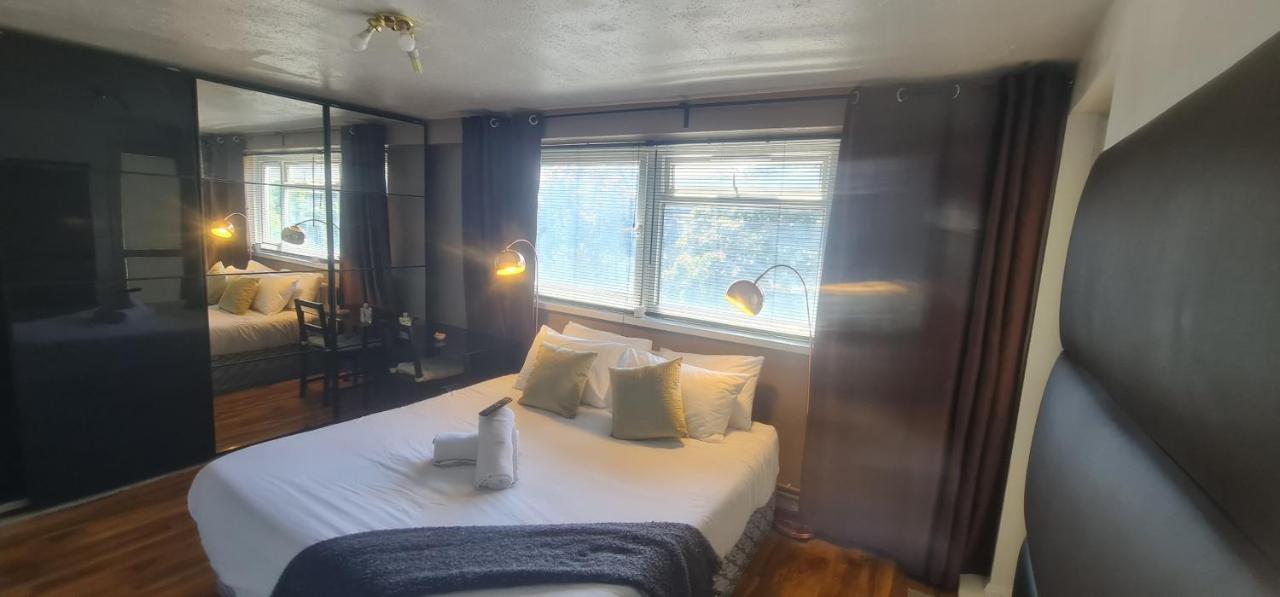 R3 Superking Sized Bed & 75" Tv On The Wall In Clapham Leilighet London Eksteriør bilde