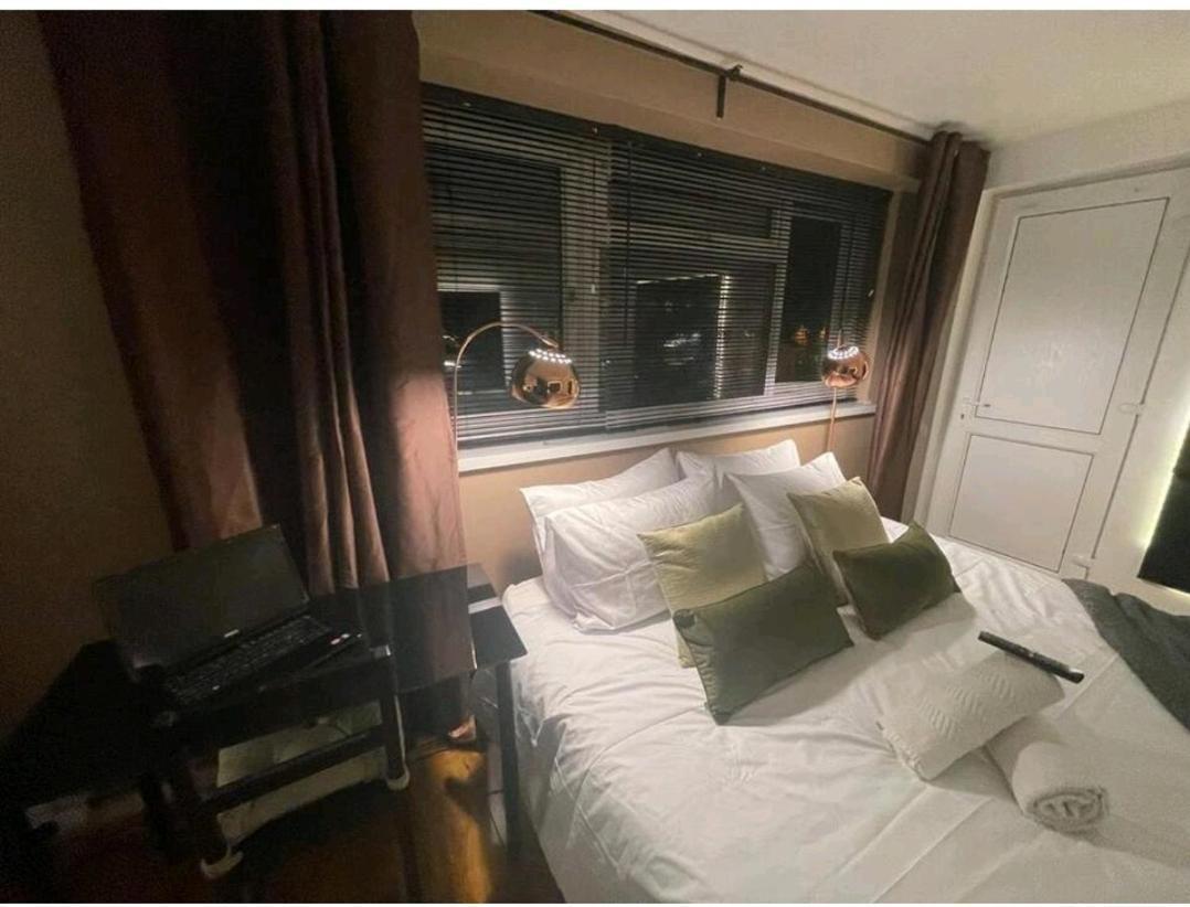 R3 Superking Sized Bed & 75" Tv On The Wall In Clapham Leilighet London Eksteriør bilde