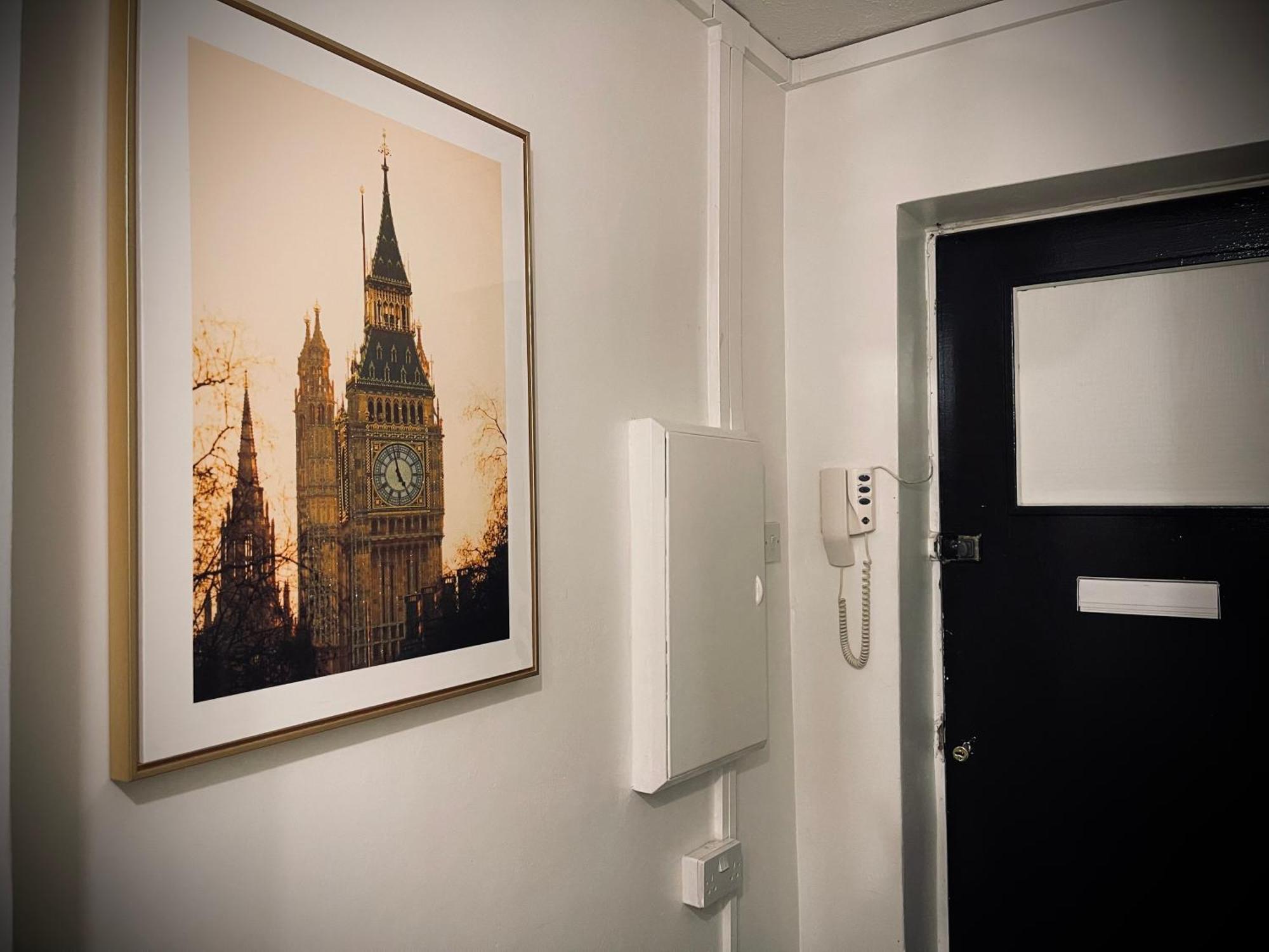 R3 Superking Sized Bed & 75" Tv On The Wall In Clapham Leilighet London Eksteriør bilde