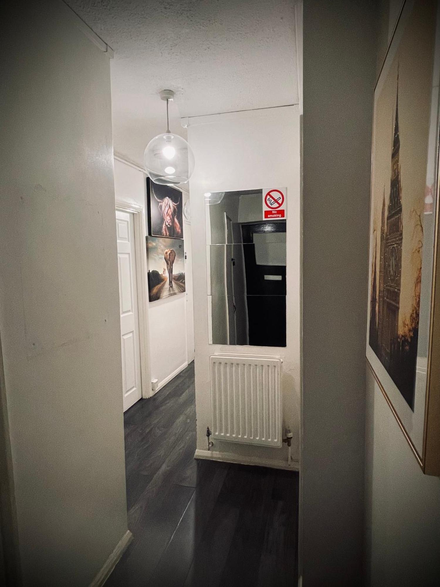 R3 Superking Sized Bed & 75" Tv On The Wall In Clapham Leilighet London Eksteriør bilde