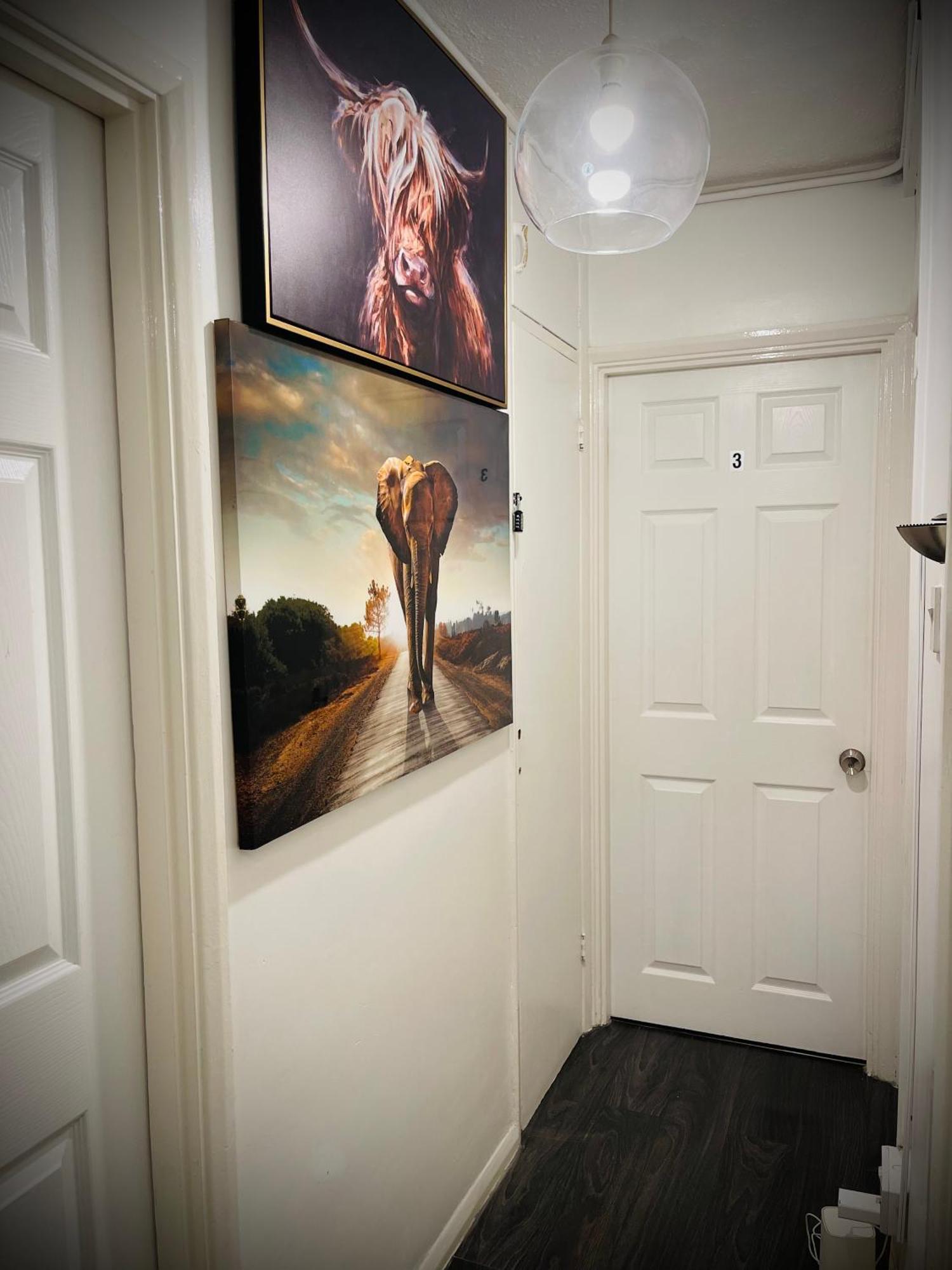 R3 Superking Sized Bed & 75" Tv On The Wall In Clapham Leilighet London Eksteriør bilde