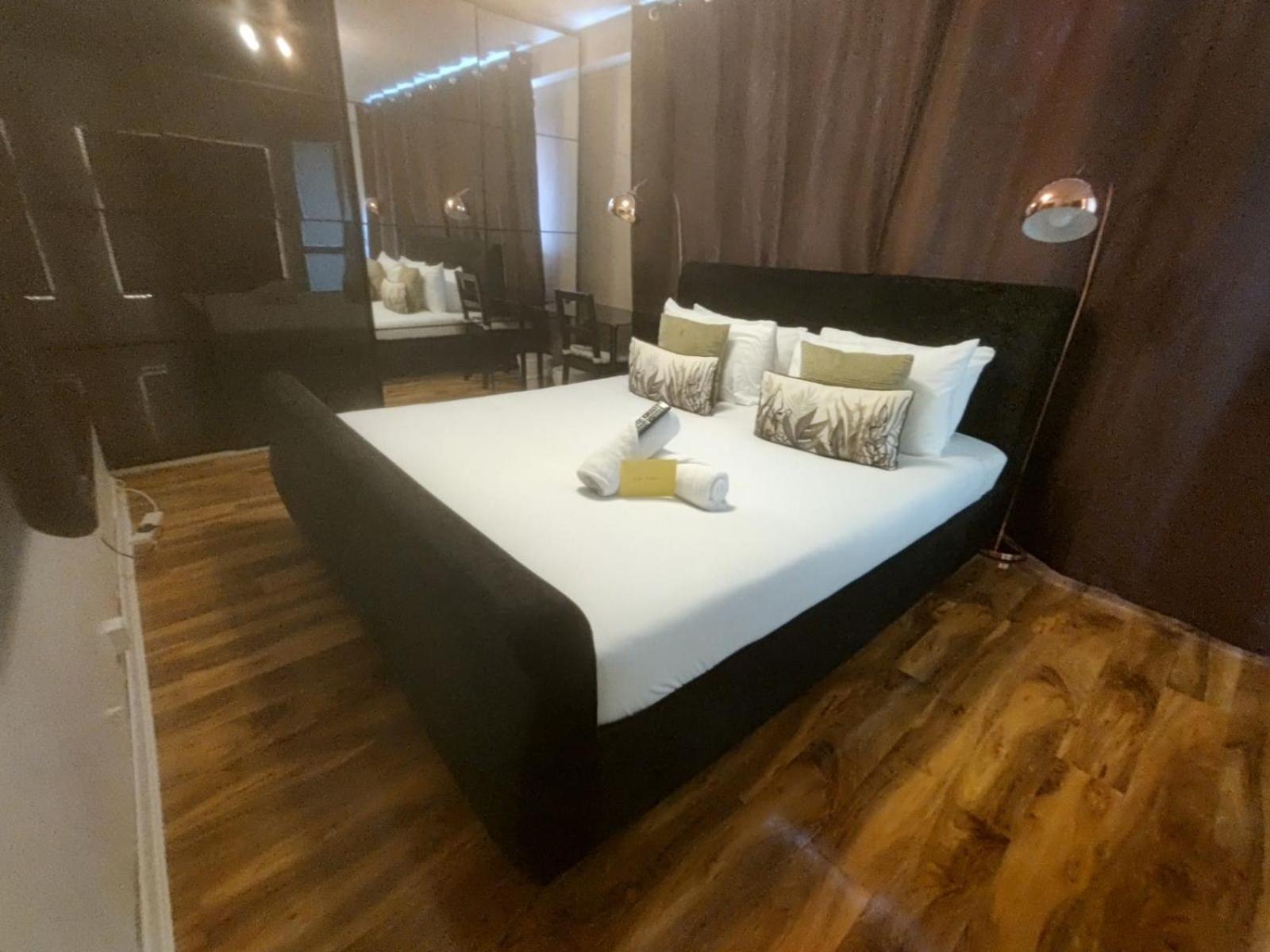 R3 Superking Sized Bed & 75" Tv On The Wall In Clapham Leilighet London Eksteriør bilde