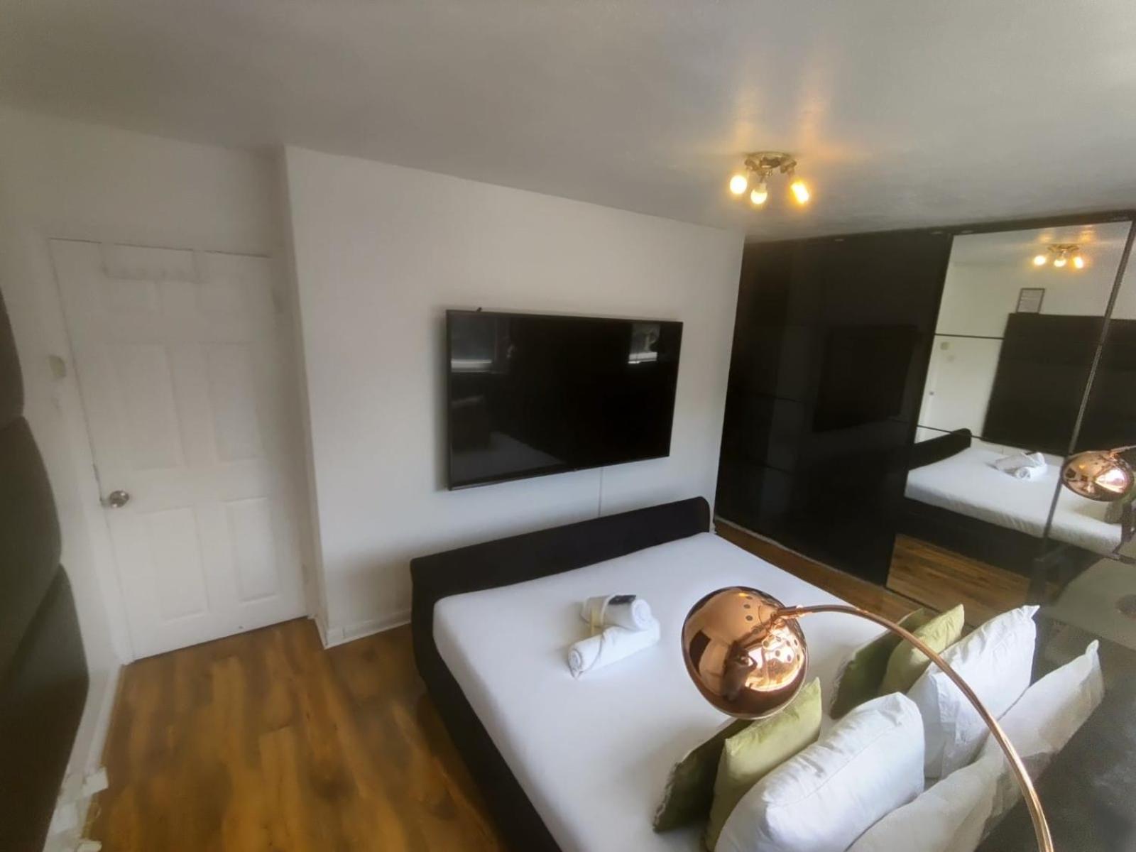 R3 Superking Sized Bed & 75" Tv On The Wall In Clapham Leilighet London Eksteriør bilde
