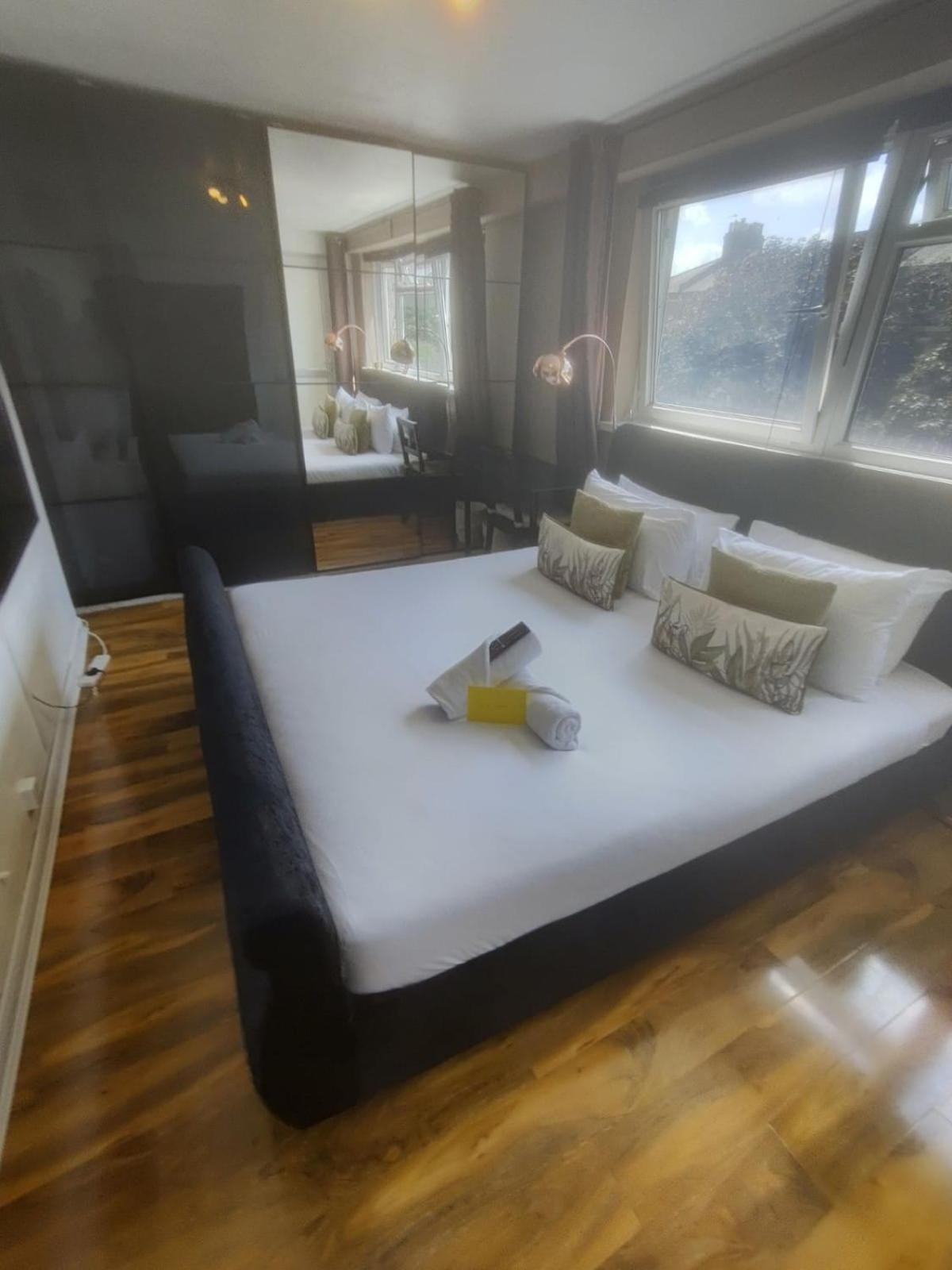 R3 Superking Sized Bed & 75" Tv On The Wall In Clapham Leilighet London Eksteriør bilde
